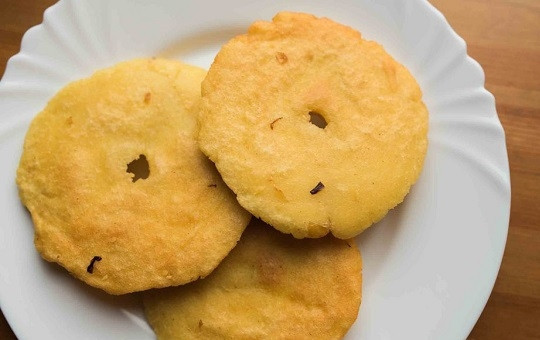 1. Этап. Грузинское Лобио: 4. Для приготовления кукурузных лепешек соедините муку со щепоткой соли. Добавьте немного воды, чтобы замесить тесто. Отделите небольшой кусочек теста, раскатайте. Сделайте дырочку в центре и выложите на сковороду с небольшим количеством масла. Обжарьте до румяности с двух сторон.