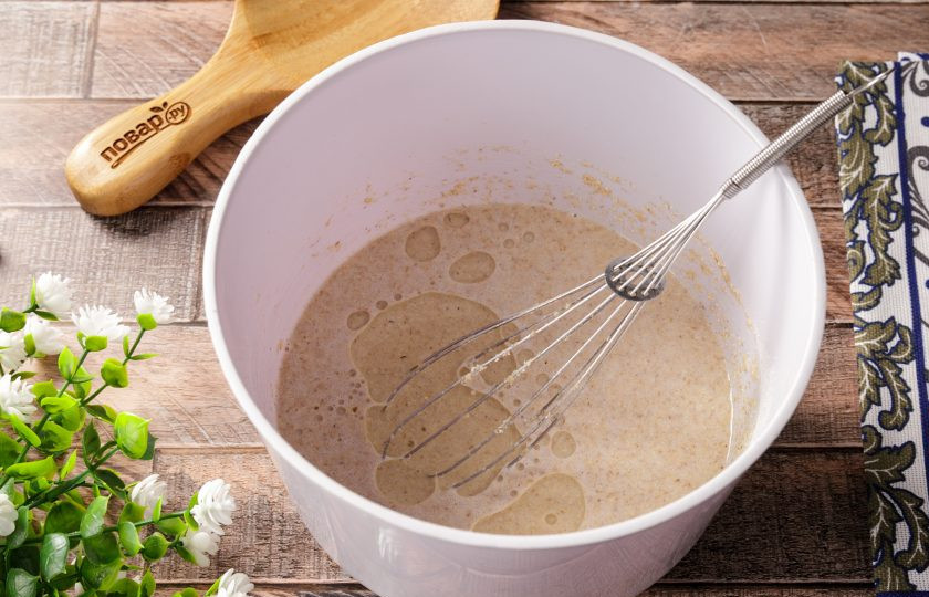 1. Этап. Диетические блины из овсяной муки: Перемешайте и влейте масло.