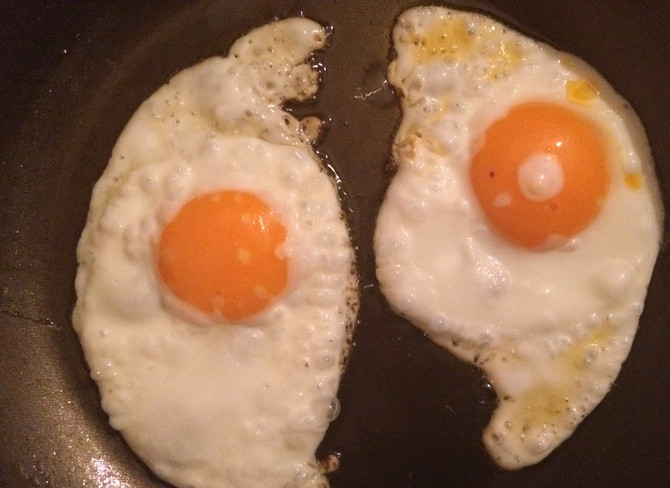 1. Этап. Тосты с ветчиной и овощами: Делаем две яичницы, которые накладываем на батоны.