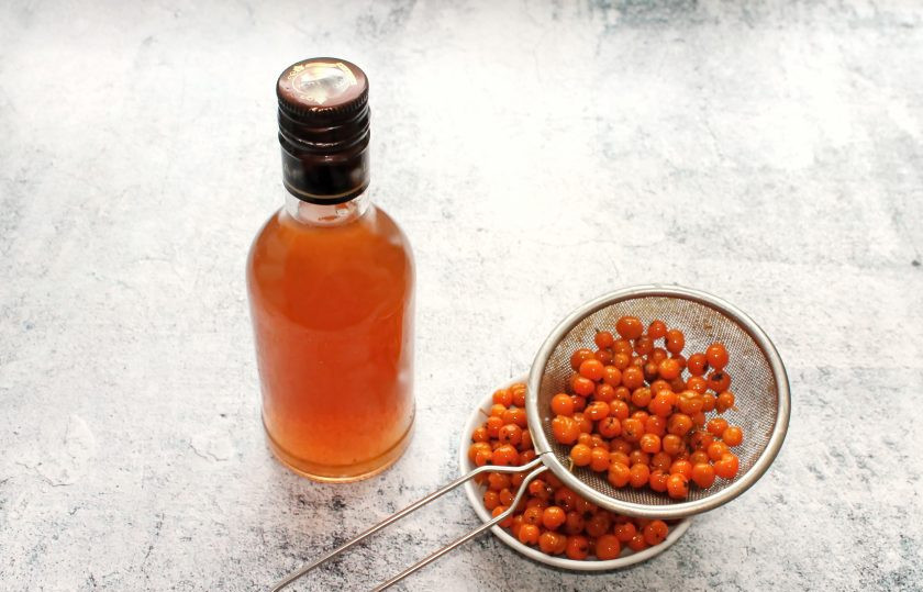 1. Этап. Рябина на коньяке в домашних условиях: Рябину на коньяке процедите и разлейте по бутылкам. Рябину на коньяке плотно закройте и охладите.