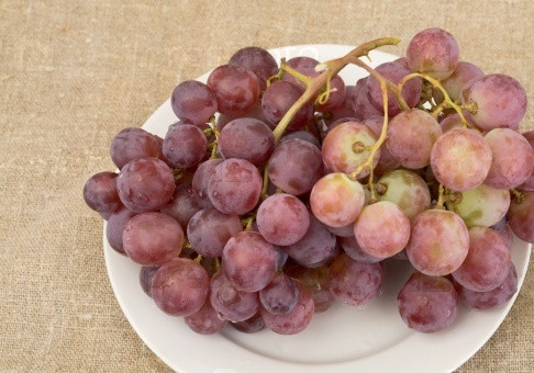 1. Этап. Закуска к шампанскому: 4. Вишню можно заменить любым виноградом (для контраста с зеленым киви и оранжевым апельсином подойдет красный виноград) - это по вашему желанию. Сейчас как раз сезон винограда, поэтому смело можете выкладывать его в середину.