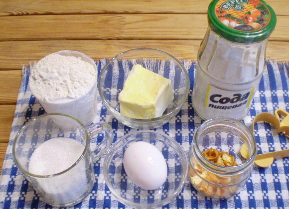 1. Этап. Печенье на сливочном масле: 1. Приготовим продукты. Сливочное масло нужно заранее достать из холодильника, но проследите, чтобы оно не слишком растаяло.