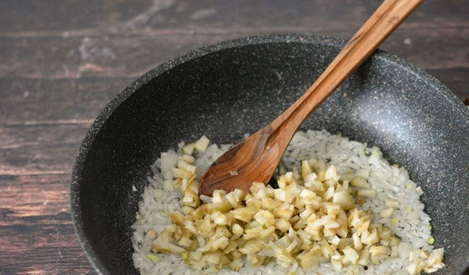 1. Этап. Горячая закуска из сосисок Солянка: В сковороде разогрейте масло. Нарежьте мелким кубиком лук и солёные огурцы. Сначала на сильном огне подрумяньте лук 5-8 минут, затем добавьте огурцы и продолжайте обжаривать всё вместе ещё около 5 минут.