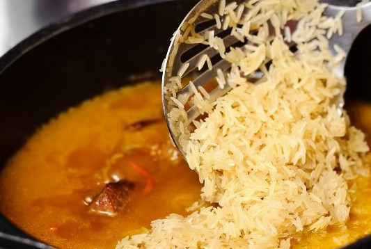 1. Этап. Простой рецепт плова из баранины: 9. Через час аккуратно достаньте чеснок и выложите промытый рис.