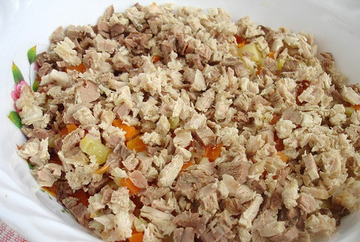 1. Этап. Cалат Оливье с мясом: Мелко нарезаем мясо, также добавляем в миску.