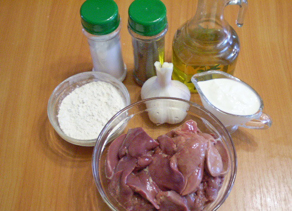 1. Этап. Печень, тушеная в сметане: 1. Приготовим продукты. Печень тщательно вымыть и порезать на кусочки. Если готовите свиную или говяжью печень, удалите пленки.