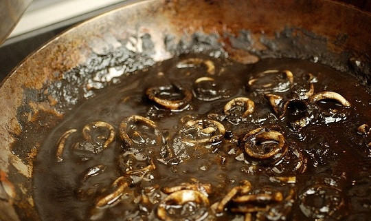 1. Этап. Паста с каракатицей: 5. Оставьте тушиться на медленном огне. Параллельно доведите до кипения воду в большой кастрюле.