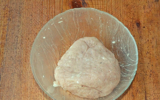 1. Этап. Люля-кебаб из курицы на мангале: Дальше фарш нужно выбивать минут 10. Просто формируете шарик из фарша, подбрасываете и опускаете в мисочку со шлепком. После нужно убрать фарш в холодильник на полтора-два часа.