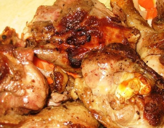 1. Этап. Гусь с картошкой: Дальше будем готовить в духовке. На дно жаропрочной формы выкладываем лук и морковь, затем — обжаренные кусочки гуся. Добавляем примерно 3 стакана воды или любого бульона. Солим, закрываем форму крышкой или фольгой и ставим в разогретую до 180 градусов духовку на 1-1.5 часа. Время зависит от птицы, от её возраста и т.д