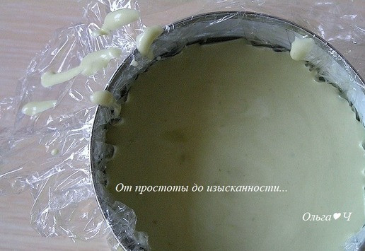 1. Этап. Мятный мини-чизкейк: На основу из печенья выложите сырную массу, поставьте в холодильник на пару часов (или оставьте на ночь) до застывания.