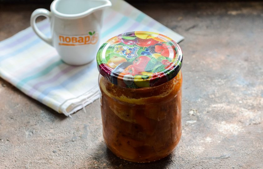 1. Этап. Варенье из крыжовника с абрикосом: Банку герметично закатайте стерильной крышкой, поставьте дном вверх. Укройте заготовку теплым пледом или одеялом, оставьте на 24 часа в покое. Спустя указанное время перенесите заготовку в кладовку.