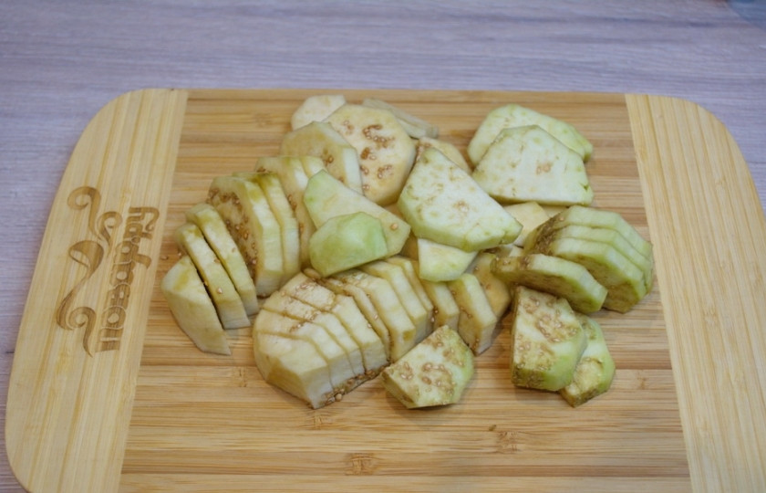 1. Этап. Синенькие с морковкой квашеные: Для приготовления баклажаны надо очистить от шкурки. А мякоть баклажана нужно нарезать на небольшие кусочки. Можно измельчить баклажан соломкой или как я, полукольцами.