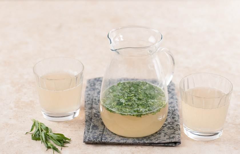 1. Этап. Лимонад тархун: Перед подачей лимонад процеживаем и переливаем в кувшин. Сведего дня! :)