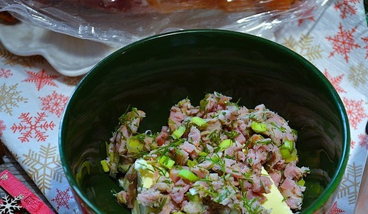 1. Этап. Масло с копчёной индейкой и зеленью: Смешать с мягким сливочным маслом.