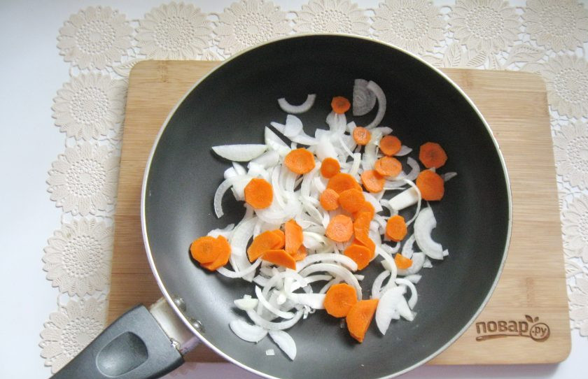 1. Этап. Капуста тушеная с курицей и грибами: Морковь очистите, помойте и нарежьте. Можно натереть на терке.