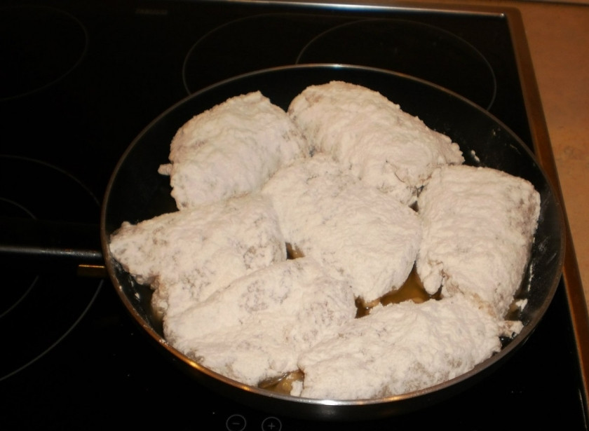 1. Этап. Налим в кляре: Щедро обваляйте кусочки налима в кляре.