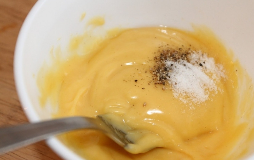 1. Этап. Майонез с горчицей: Взбивайте до тех пор, пока майонез не начнет белеть. Когда майонез станет более светлого оттенка, добавьте соль и перец.