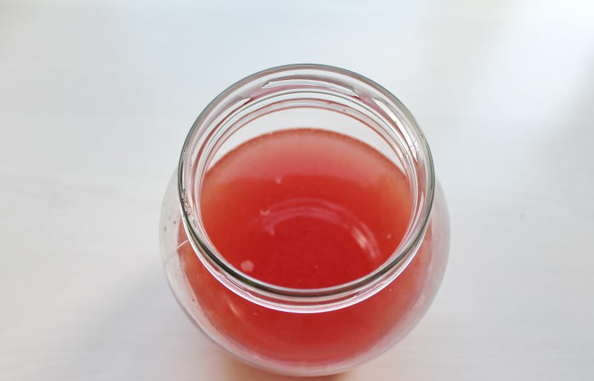 1. Этап. Настойка на арбузе: Влейте в банку водку, закройте крышкой и перемешайте. Уберите в темное место на 7 дней. Встряхивая один раз в два дня.