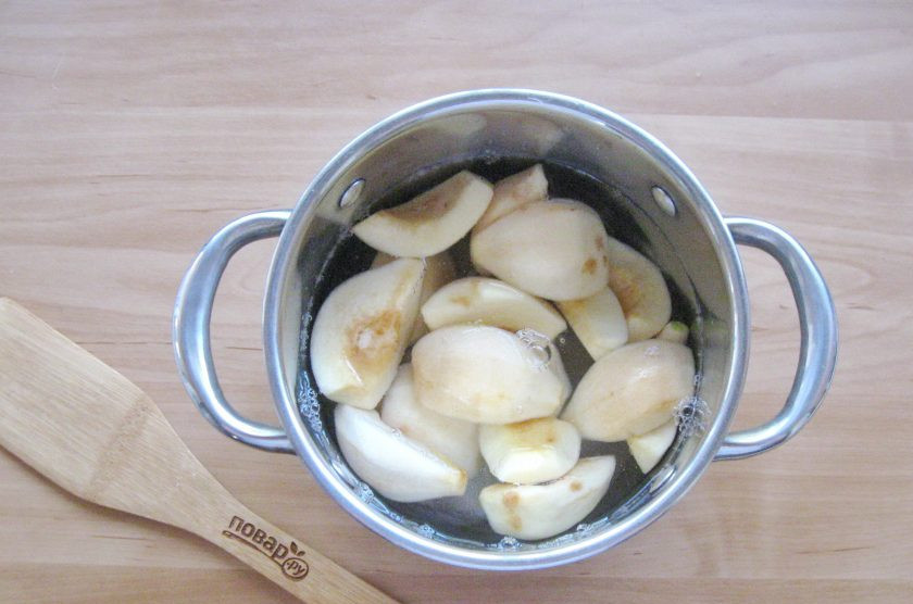 1. Этап. Компот из айвы на зиму без стерилизации: И залейте айву с сахаром водой.