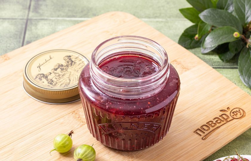 1. Этап. Варенье из крыжовника и красной смородины: Горячее варенье переложите в чистую стерилизованную баночку. Закройте герметично крышкой.