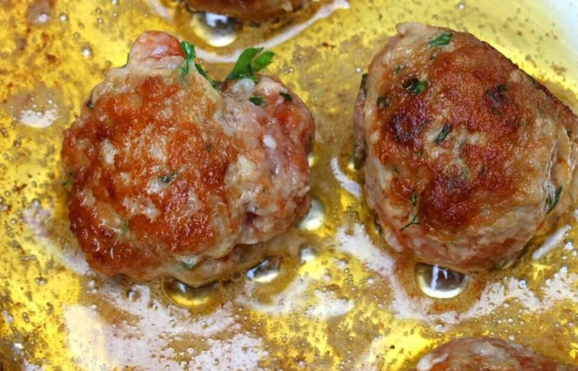 1. Этап. Фрикадельки по-венгерски: 4. Обжарьте фрикадельки до румяной корочки и переложите в тарелку.