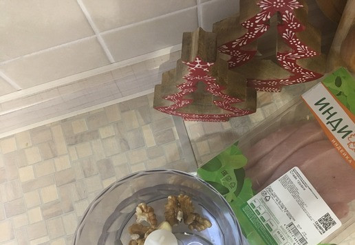 1. Этап. Рулет из индейки с пикантной начинкой: В чаше блендера измельчить грецкий орех, добавить чеснок и брокколи. Посолить и поперчить по вкусу и все измельчить до однородности. Начинка готова.