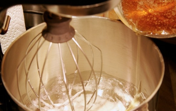 1. Этап. Нуга: 4. Аккуратно отделите белки от желтков, взбейте их со щепоткой соли. Влейте тонкой струйкой карамель, не прекращая взбивать.