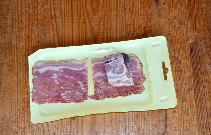 1. Этап. Печень в беконе на мангале: Каждый ломтик бекона нарежьте пополам. Вот таким образом оберните печень беконом.