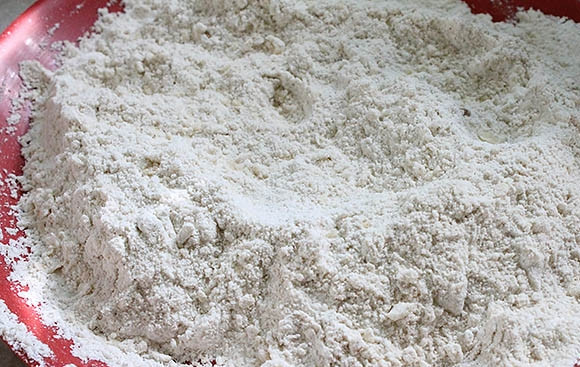 1. Этап. Простой рецепт пончиков без дрожжей: 2. В миску выложите сливочное масло и руками разотрите его с мукой, получится мелкая крошка.