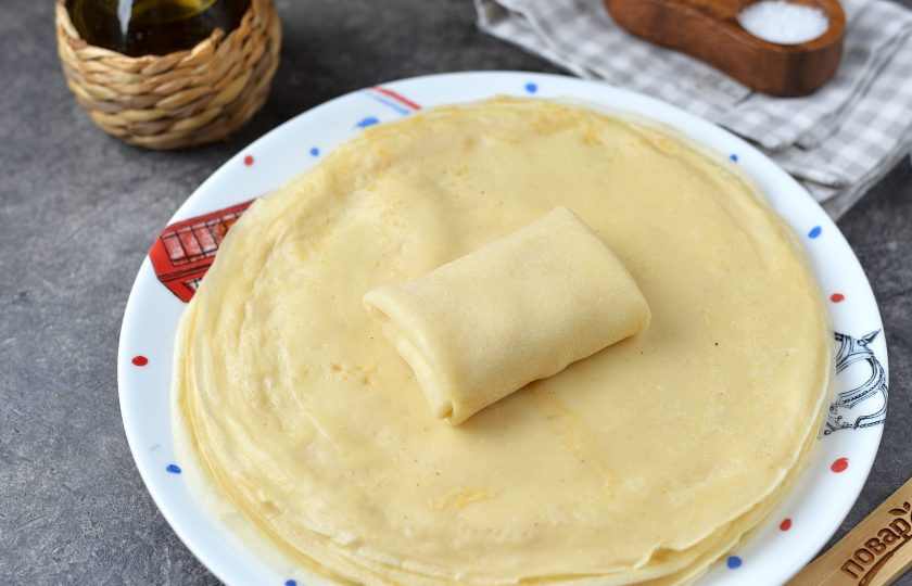 1. Этап. Блинчики с беконом: В еще горячие блинчики заверните по ломтику бекона и сразу же подавайте к столу.