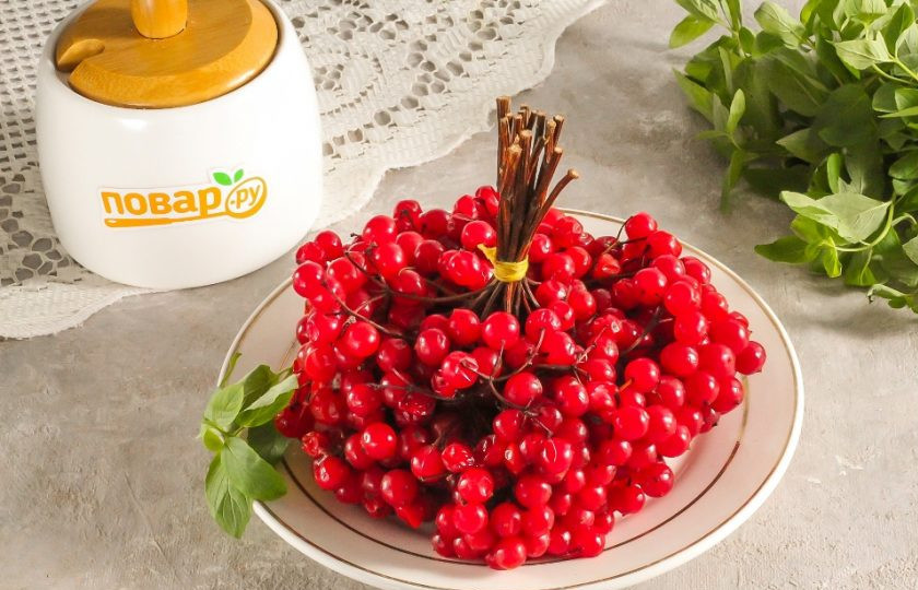 1. Этап. Варенье из калины: Подготовьте указанные ингредиенты. Ягоды калины соберите с ветвей или приобретите на рынке.