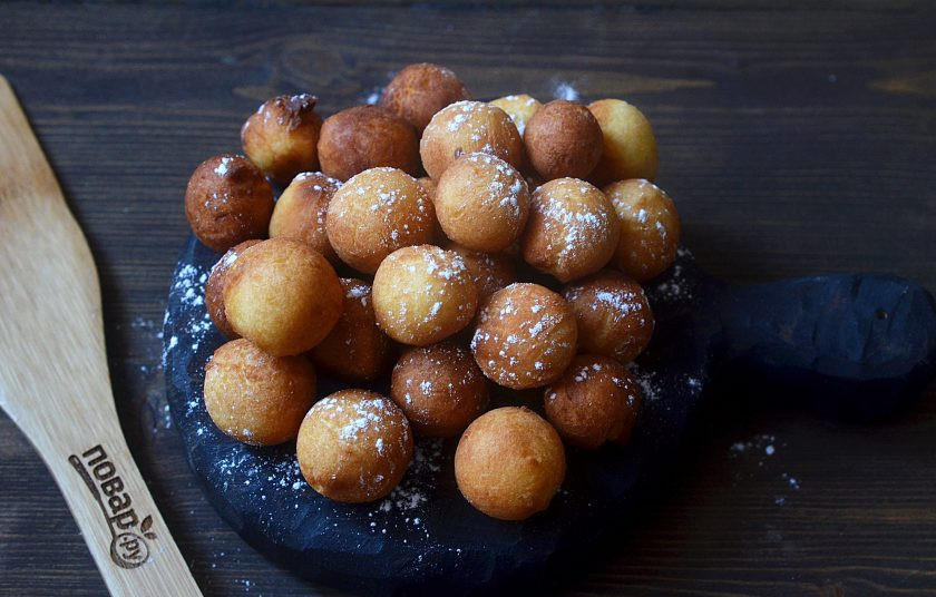 1. Этап. Шарики из сгущенки: 7. Подавайте, посыпав сахарной пудрой. Приятного аппетита!