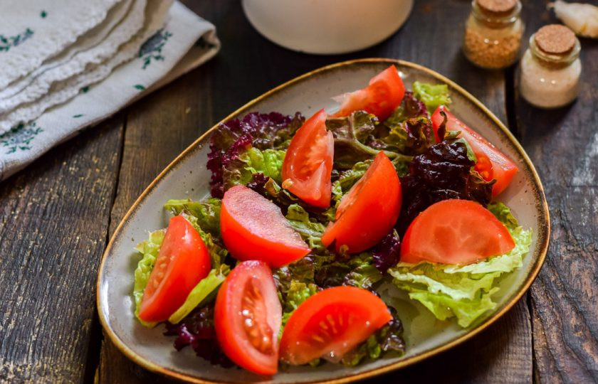 1. Этап. Салат с жареным адыгейским сыром: После добавьте к листьям салата сочные дольки помидоров.