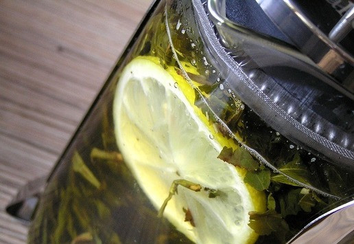 1. Этап. Зеленый чай с водкой: Дайте настояться 3 минуты.