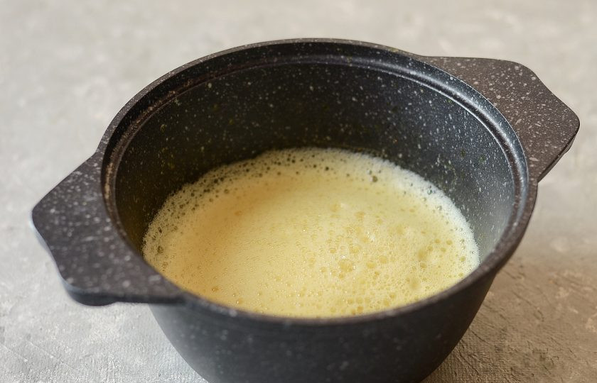 1. Этап. Куркума латте: Уберите цельные пряности (палочку горчицы, гвоздику и бадьян). Взбейте молоко венчиком.