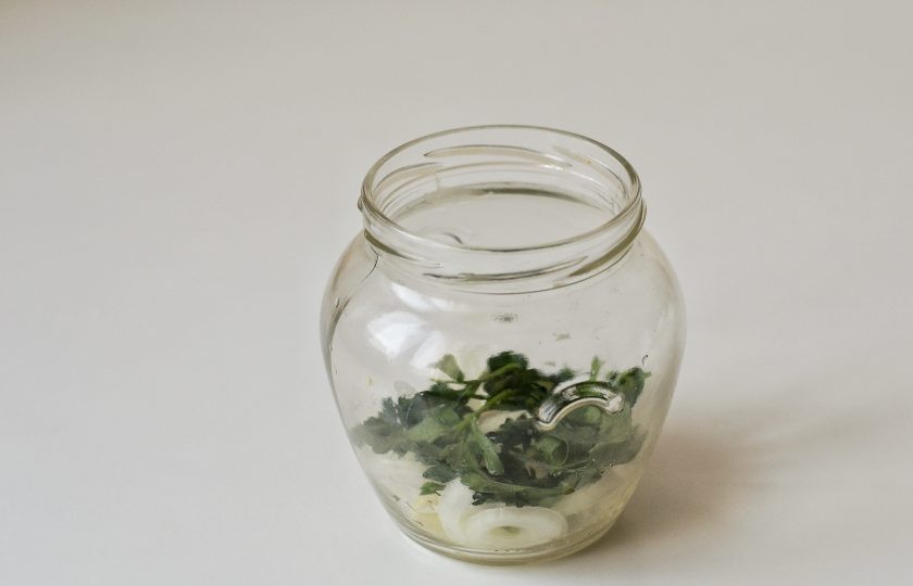 1. Этап. Помидоры с базиликом на зиму: На дно банки выложите нарезанный полукольцами лук, чеснок и петрушку.