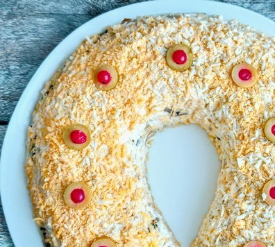 1. Этап. Салат с индейкой и грибами Подкова: Сверху натереть на мелкой терке яйца. Украсить по желанию.