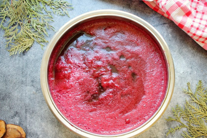 1. Этап. Перетертое варенье: Поставьте таз на медленный огонь и доведите до кипения, мешая. Варите массу в течение 10-15 минут, убирая пену.