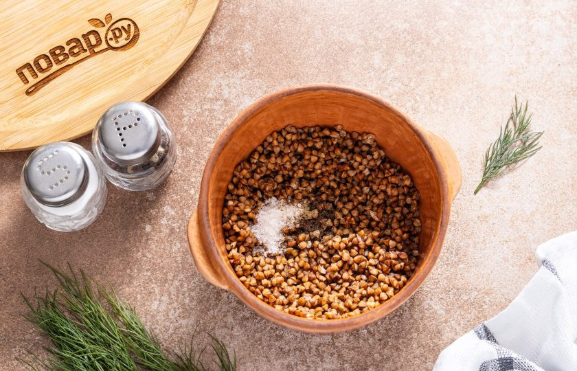 1. Этап. Гречка в аэрогриле: Переложите гречку в горшочек для запекания. Добавьте соль и черный молотый перец.