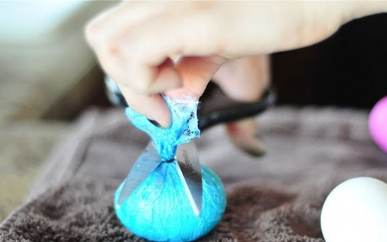 1. Этап. Кружевные крашеные яйца: 4. Используя перчатки, периодически доставать яйцо и смотреть на степень его окрашенности. Когда цвет нравится, яйцо можно достать, аккуратно освободить от кружева и просушить. Можно использовать бумажное полотенце или подставку-решетку.