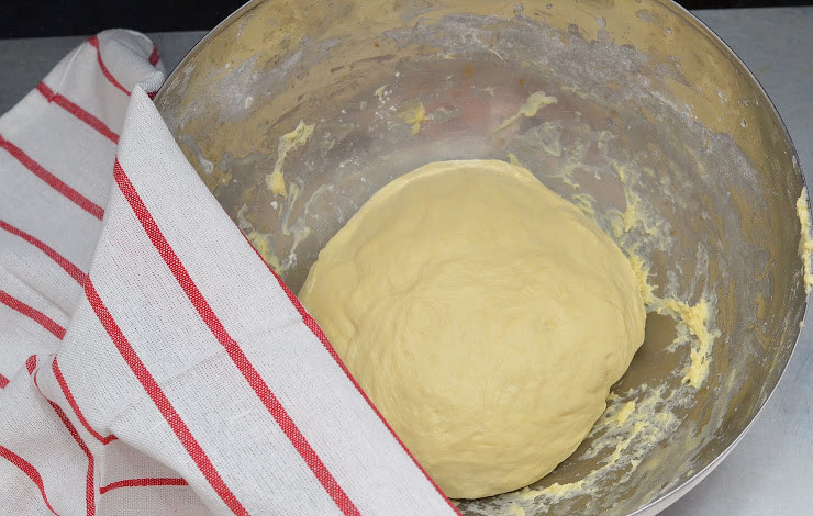 1. Этап. Пирожки с рыбой: 6. Когда тесто начнет подходить, его можно примять руками и опять оставить.