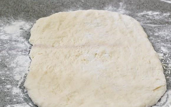 1. Этап. Булочки с корицей и пахтой: 3. Выложить тесто на посыпанную мукой рабочую поверхность и замесить, пока тесто не станет гладким. Раскатайте тесто в прямоугольник размером 20Х30 см.