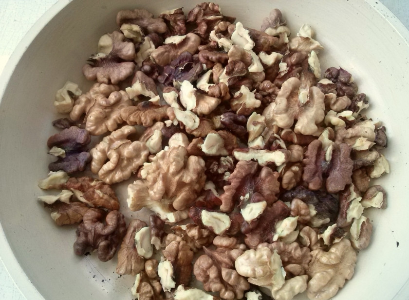 1. Этап. Сациви из курицы простой: Очищенные грецкие орехи обжарьте на сухой сковороде в течение 5 минут.