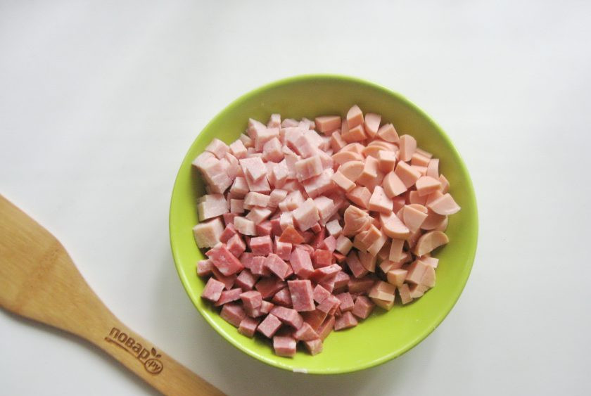 1. Этап. Солянка Ростовская: Также мелко нарежьте сосиски, полукопченую колбасу и ветчину.