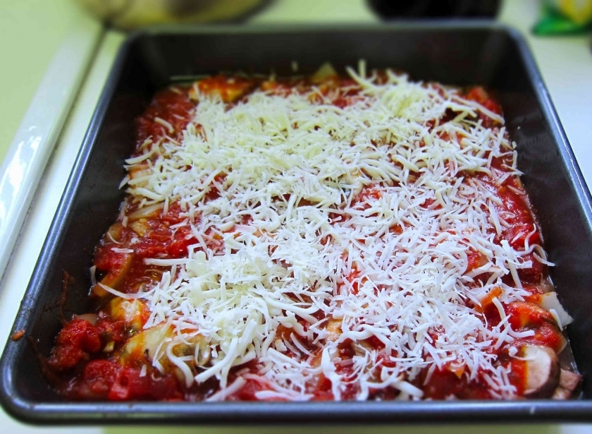 1. Этап. Макаронная запеканка с курицей: Налейте 400 мл томатной пасты поверх грибов и лука, затем выложите 60 грамм тертой моцареллы и снова залейте сверху томатной пастой. Важно, чтобы слой томатный пасты был достаточно тонким, иначе блюдо может стать слишком водянистым.