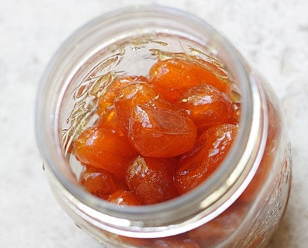 1. Этап. Кандированные кумкваты: 7. После переложите кумкваты вместе с сиропом в баночку, пусть остынут. И можно убрать в холодильник на хранение.