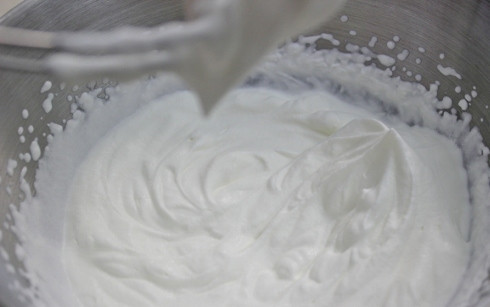 1. Этап. Крем заварной для медовика: 5. Изюминка этого крема — взбитые сливки. Они придают крему потрясающую текстуру.