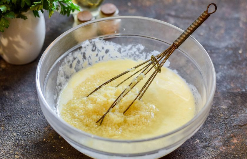 1. Этап. Оладьи из кус-куса: Добавьте в кефир запаренный кус-кус.