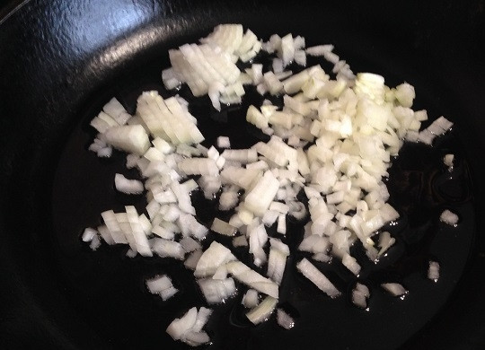 1. Этап. Аранчини из кускуса с цукини и моцареллой: 2. Луковицу очистим и мелко нарежем, обжариваем с ложкой растительного масла до легкой золотистости.