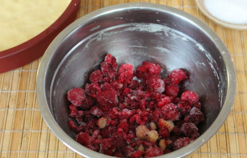 1. Этап. Песочный пирог с малиной: Готовим начинку. В миску высыпаем малину.
